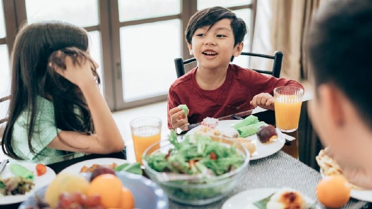 Selain memilih makanan yang tepat saat sahur, Bunda juga harus memonitor makanan yang dikonsumsi anak saat berbuka puasa ya.