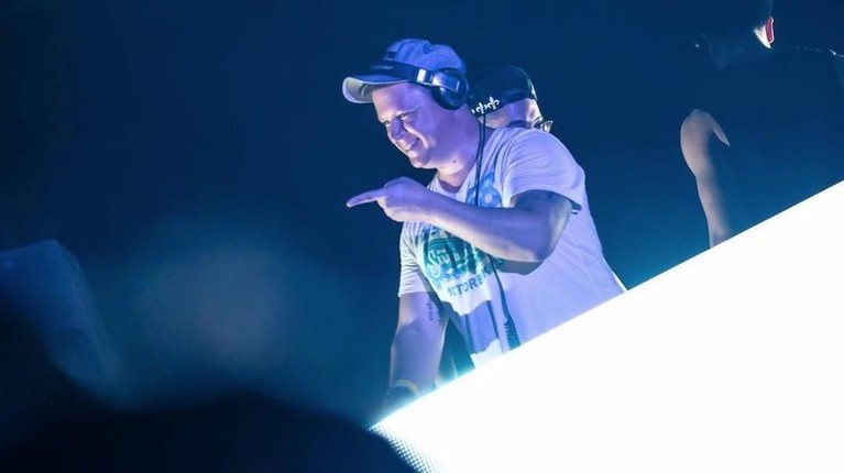 Adam Sky adalah DJ asal Australia yang meninggal karena menabrak kaca di sebuah vila di Bali. Nama Adam Sky masuk dalam daftar 100 DJ terbaik dunia.