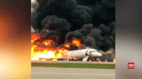 VIDEO: Detik-detik Terbakarnya Pesawat Aeroflot di Moskow