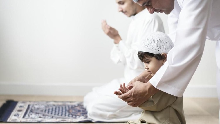 Berikut niat dan tata cara lengkap salat gerhana matahari, yang bisa Bunda kerjakan pada saat Gerhana Matahari Cincin 26 Desember 2019. Ajari si kecil yuk.