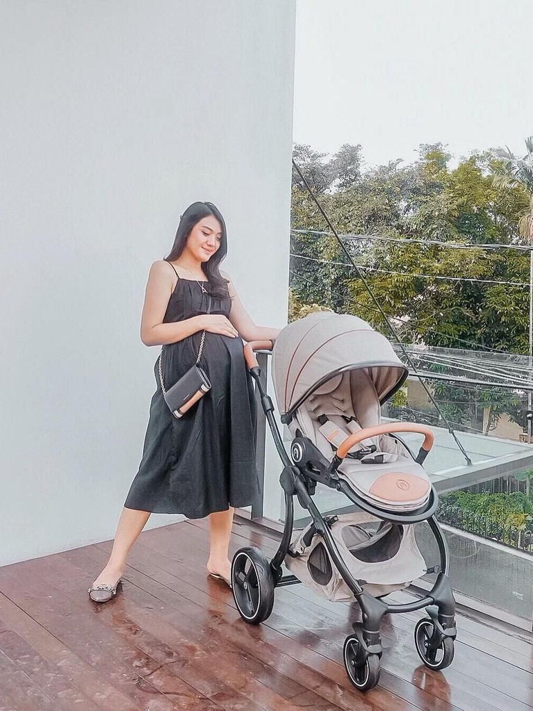 Istri Raditya Dika, Anissa Aziza, baru saja melahirkan anak pertama yang diberi nama Alinea Ava Nasution. Berikut foto-foto kecenya saat tengah mengandung.