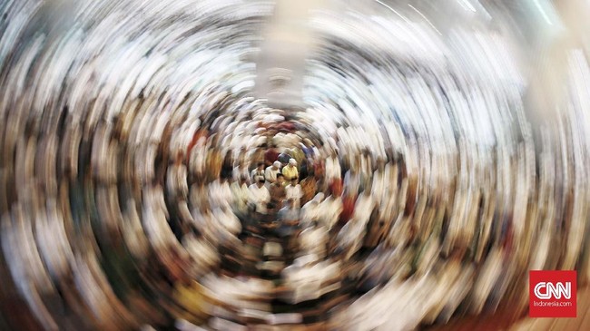 Umat muslim melaksanakan ibadah Sholat Taraweh perdana Ramadhan 1440 H di Masjid Istiqlal, Jakarta Pusat. Minggu, 5 Mei 2019. Sholat Taraweh di pimpin oleh Imam Besar Masjid Istiqlal K.H Nazaruddin Umar. CNN Indonesia/Andry Novelino