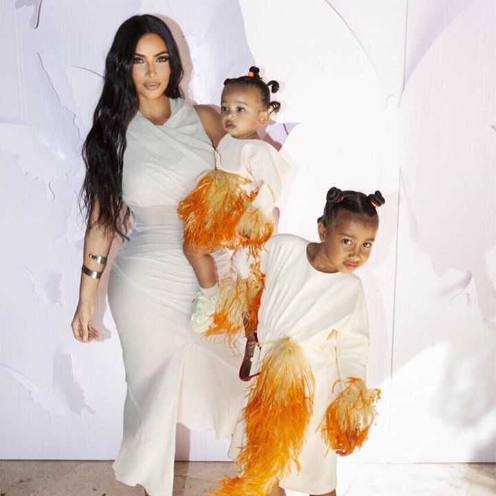 Tak mau kalah, Bunda Kim Kardashian pun kompak mengenakan busana berwarna putih dengan kedua anak perempuannya. (Foto: Instagram @kimkardashian)