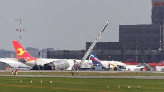 Rusia tidak akan melarang Sukhoi Superjet 100 setelah pesawat jenis tersebut milik maskapai Aeroflot mengalami kecelakaan yang menewaskan 41 orang.