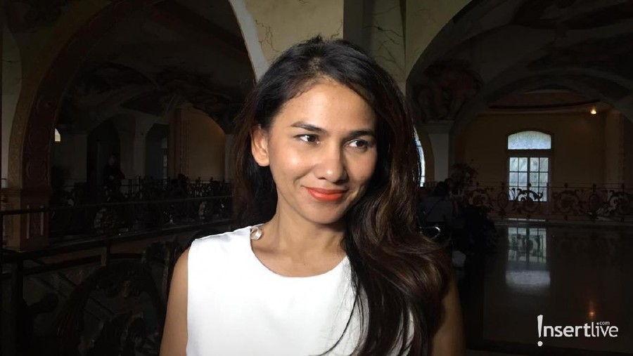 Nova Eliza tak kuat menahan tangis kala menyampaikan pesan terkait korban virus Corona.