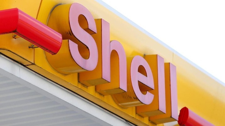 FILE PHOTO: A Shell sign at one of the oil major's petrol stations in Ulm, Germany, April 6, 2017.  REUTERS/Michaela Rehle/File Photo