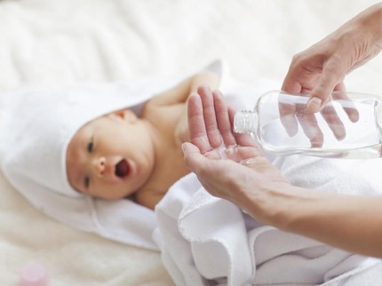 3 Fakta di Balik Penggunaan Minyak Telon Bayi Beserta Rekomendasi yang Bagus dan Aman