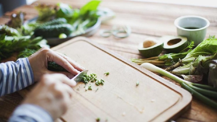 Ketika memasak menggunakan bumbu dapur berupa daun-daunan, ada berbagai manfaat yang didapat Bunda dan keluarga.