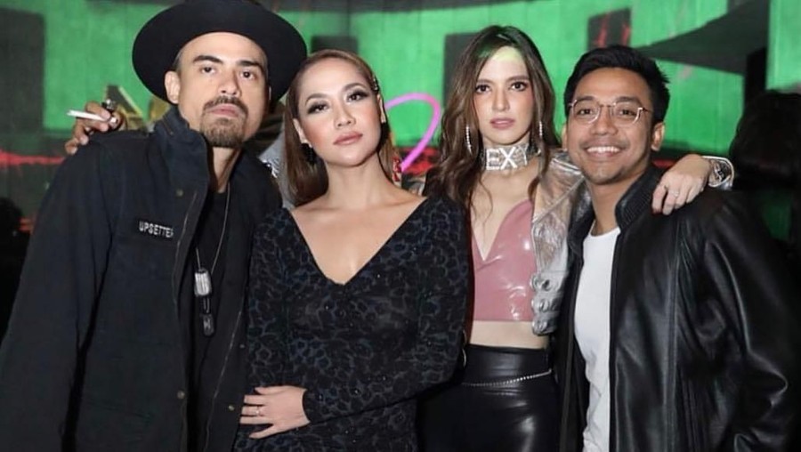 Misteri penampakan tangan di pundak Ashraff saat foto bersama Bunga Citra Lestari dan Nia Ramadhani.