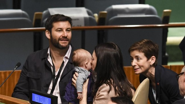 PM Selandia Baru, Jacinda Ardern, mengaku terkejut ketika kekasih sekaligus ayah bagi bayinya, Clarke Gayford, melamarnya di sela liburan Paskah lalu.