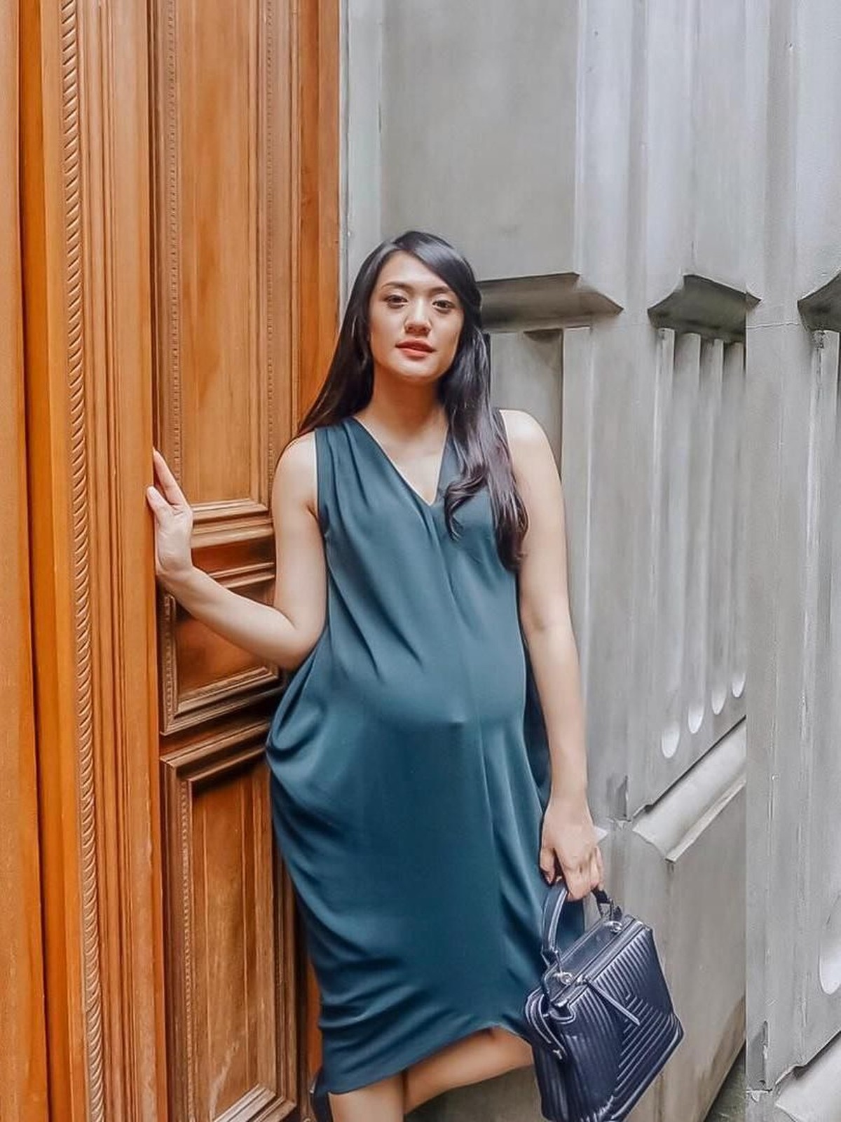 Istri Raditya Dika&comma; Anissa Aziza&comma; baru saja melahirkan anak pertama yang diberi nama Alinea Ava Nasution&period; Berikut foto-foto kecenya saat tengah mengandung&period;