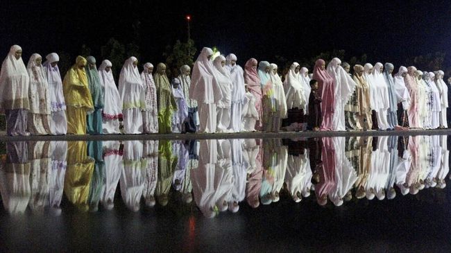 Selain berpuasa, selama bulan Ramadan umat Islam juga diwajibkan menjalankan ibadah salat sebagaimana biasanya.