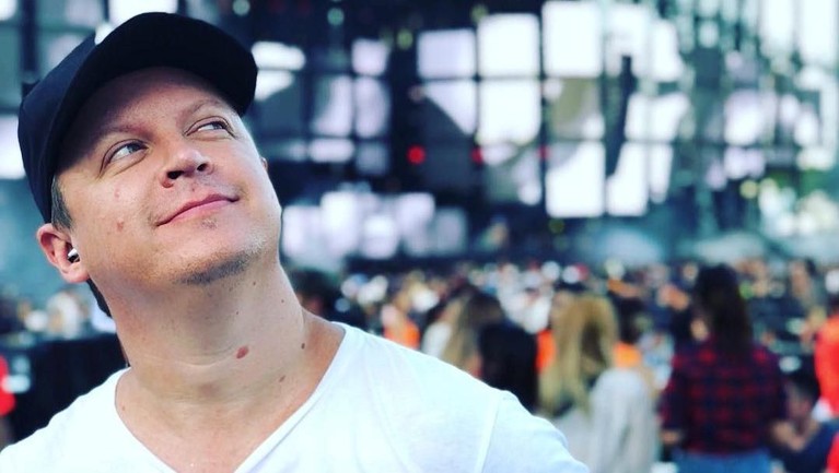 7 Potret DJ Adam Sky yang Tewas Tragis di Bali Adam Sky adalah DJ asal Australia yang meninggal karena menabrak kaca di sebuah vila di Bali. Nama Adam Sky masuk dalam daftar 100 DJ terbaik dunia.