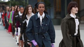 FOTO: Koleksi Perdana Virginie Viard di Chanel Cruise 2020