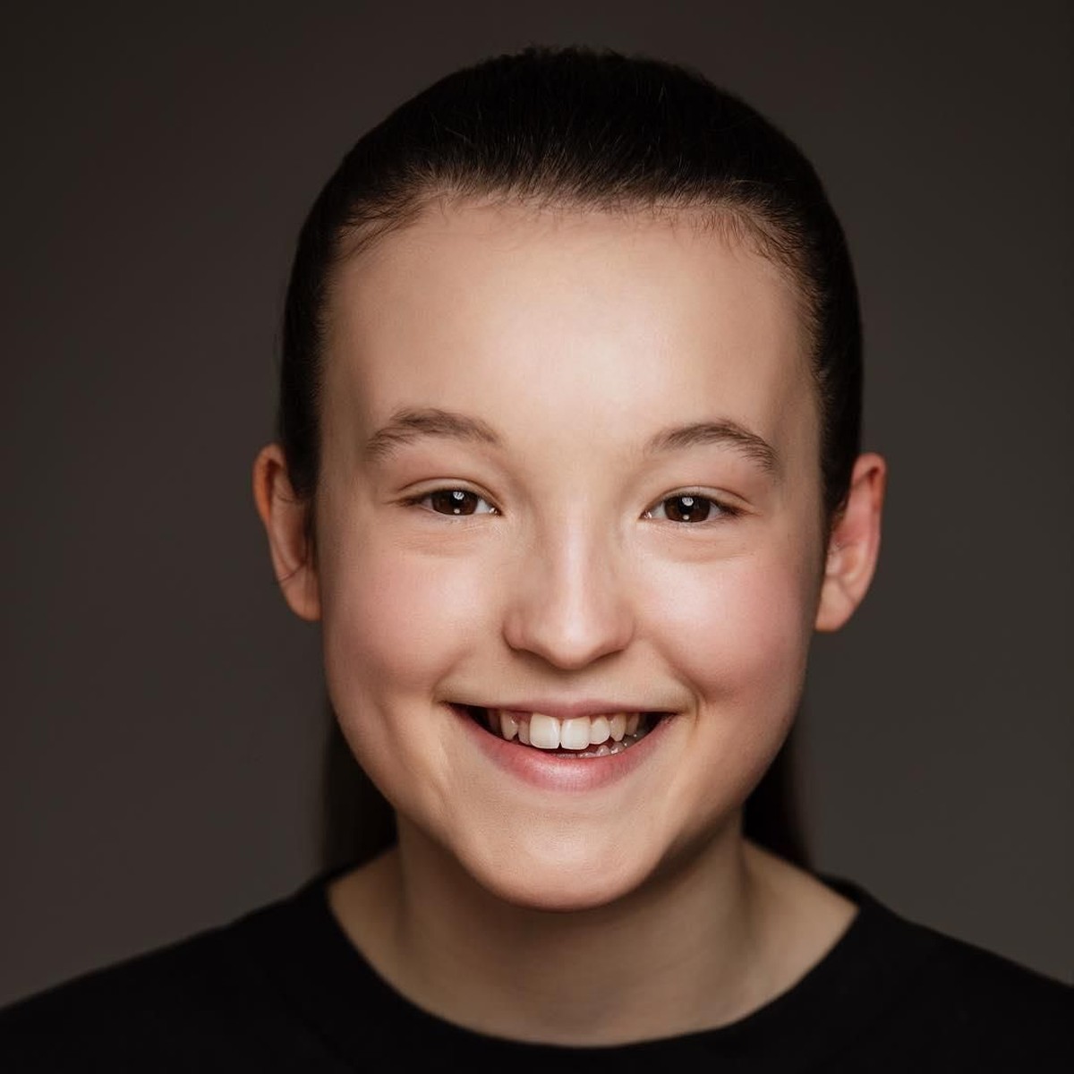 Sosok Lyanna Mormont dikenal sebagai gadis kecil berkarakter tangguh di serial Game Of Thrones&period; Ini potret cantik pemerannya yang bernama Bella Ramsey&period;