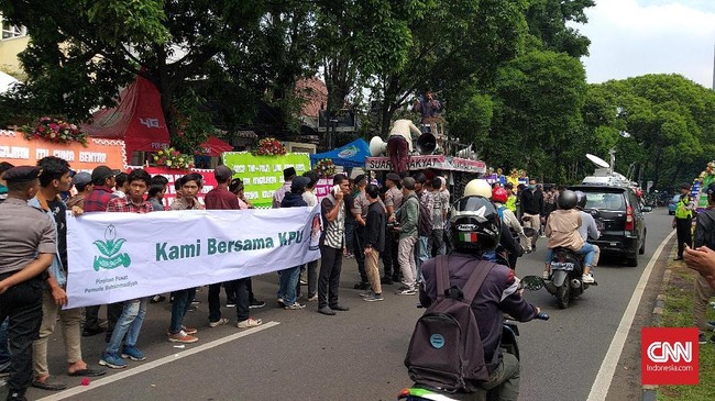PP Pemuda Muhammadiyah menggelar aksi di depan Gedung KPU, Jakarta. Dalam aksinya, mereka menyatakan seluruh kader tak akan kehilangan kepercayaan pada KPU.