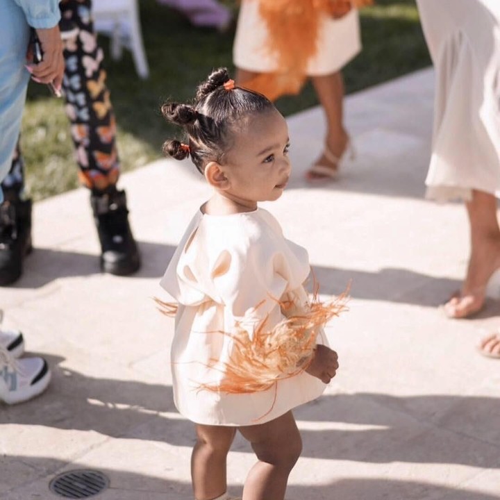 Imutnya si bungsu yang sebentar lagi menjadi kakak, Chicago West. (Foto: Instagram @kimkardashian)