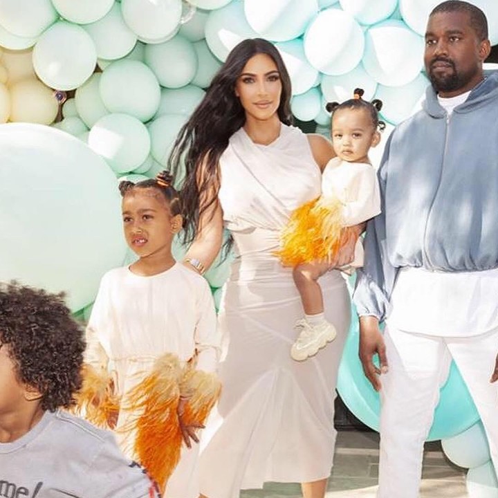 Mengabdikan momen keluarga dengan anak-anak lewat foto memang tak mudah, Bunda. Lihat saja, anak laki-laki Kim Kardashian, Saint West, yang terlihat kabur saat hendak foto bareng. <em>He-he-he</em>.<br />(Foto: Instagram @kimkardashian)
