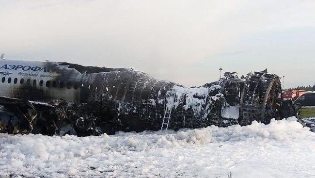 Pilot pesawat Rusia yang mengalami kecelakaan dan menewaskan 41 orang pada Minggu (5/5) mengatakan bahwa ia terpaksa melakukan pendaratan darurat karena petir.