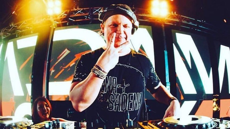 Adam Sky adalah DJ asal Australia yang meninggal karena menabrak kaca di sebuah vila di Bali. Nama Adam Sky masuk dalam daftar 100 DJ terbaik dunia.