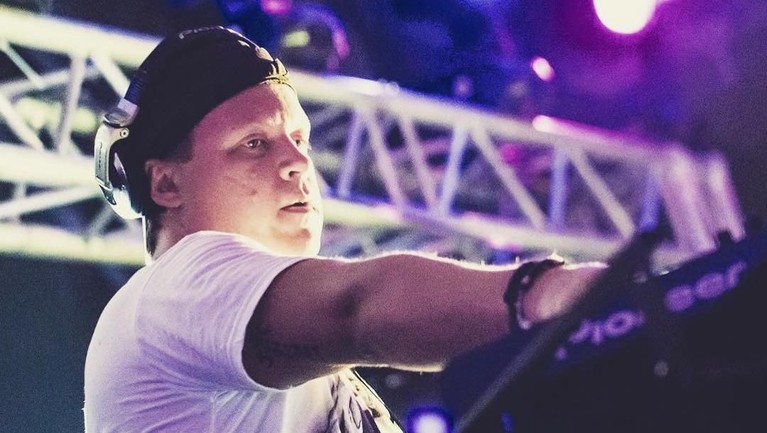 Adam Sky adalah DJ asal Australia yang meninggal karena menabrak kaca di sebuah vila di Bali. Nama Adam Sky masuk dalam daftar 100 DJ terbaik dunia.