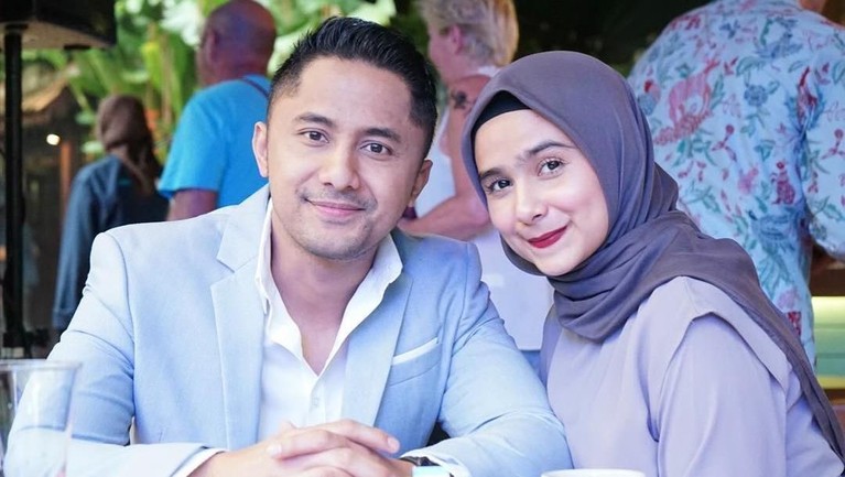 Deretan Pasangan Artis Indonesia yang Hijrah Sejumlah artis Indonesia memilih untuk hijrah. Berikut ini potret penampilan artis-artis yang kini sudah hijrah.