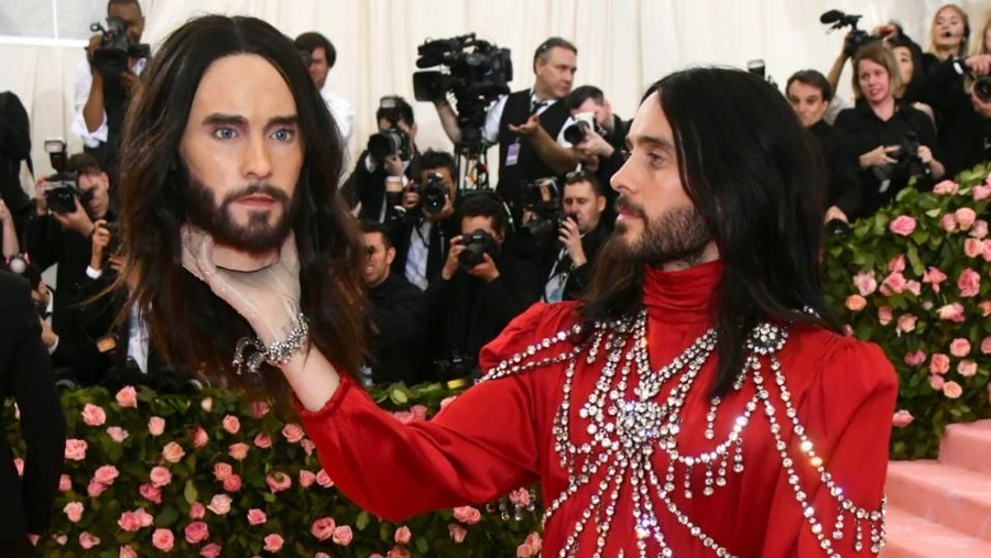Jared Leto tampil mengejutkan dengan kepala terputus.