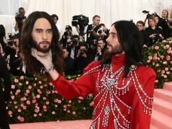 Jared Leto Hadir dengan Kepala Terputus di Met Gala 2019