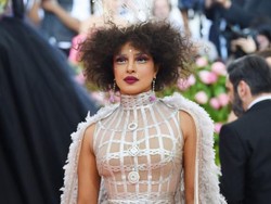 Dianggap Nggak Oke, Priyanka Chopra Diminta Permak Payudara