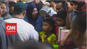 VIDEO: Keseruan Tradisi Bagi Bubur untuk Berbuka di Solo