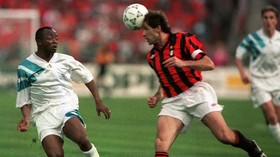 le capitaine et dÈfenseur du Milan AC, Franco Baresi (D), dÈgage le ballon de la tÍte devant le milieu de terrain de l'Olympique de Marseille, le GhanÈen Abedi PelÈ, lors de la finale de la Coupe d'Europe des clubs champions de football contre l