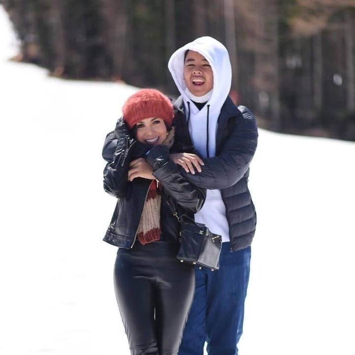 <p>Yuni Shara mengajak si bungsu Cello liburan ke Jepang nih, Bun. Siapa sangka ya kalau Cello sekarang sudah tinggi banget, bikin Bunda Yuni makin kelihatan mungil. (Foto: Instagram @yunishara36)</p>