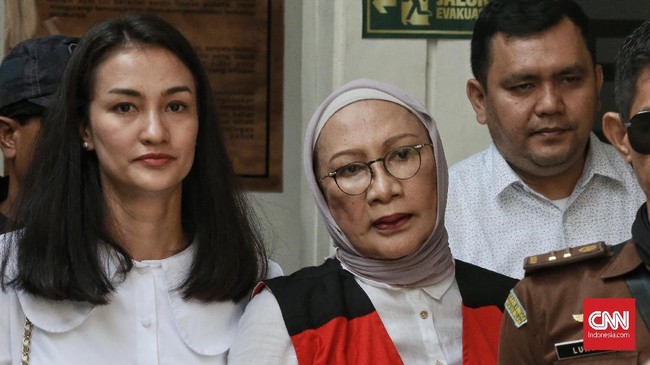 Ratna Sarumpaet kepada majelis hakim mengungkapkan alasan dirinya menutupi operasi plastik terhadap keluarga karena malu dengan usia yang sudah tua.
