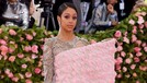 10 Artis dengan Kostum Terburuk di Ajang Met Gala 2019 Di Met Gala 2019 ada seleb yang hadir dengan penampilan terbaik hingga terburuk. Dilansir dari Dailymail, berikut ini seleb dengan penampilan terburuk.