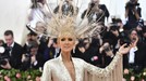 10 Artis dengan Kostum Terbaik di Ajang Met Gala 2019 Di Met Gala 2019 ada seleb yang hadir dengan penampilan terbaik hingga terburuk. Dilansir dari eonline, berikut ini deretan penampilan terbaik para seleb.