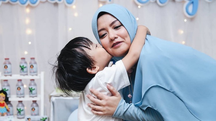 Memberi hadiah jadi salah satu cara Tika Ramlan mengajari anak berpuasa.