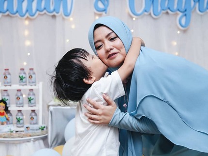 Cara Tika Ramlan Ajari Anak Puasa dengan Memberi Hadiah
