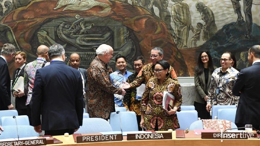 Bangga, Batik Dipakai di Sidang Dewan Keamanan PBB Hal unik dalam sidang Dewan Keamanan PBB, yakni banyak delegasi yang mengenakan batik.