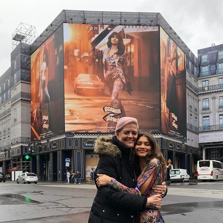 <p>Bunda Claire Marie tak pernah menutupi rasa bangganya terhadap sang putri, Zendaya. "<em>Proud of you, my little poogalicious!! tonight’s the night for the world to see your vision and all the hard work come to life!! i’m gonna be crying tears of joy as i witness your dreams come true! i love you</em>," ujar Marie. (Foto: Instagram @claire_maree64)</p>