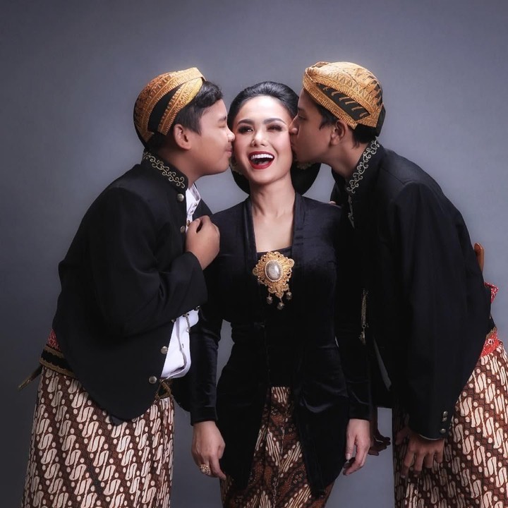 <p>Foto pakai tema baju adat nih, kompak banget ya mereka. Cavin dan Cello pun nampak sangat sayang pada Bunda Yuni. (Foto: Instagram @yunishara36)</p>