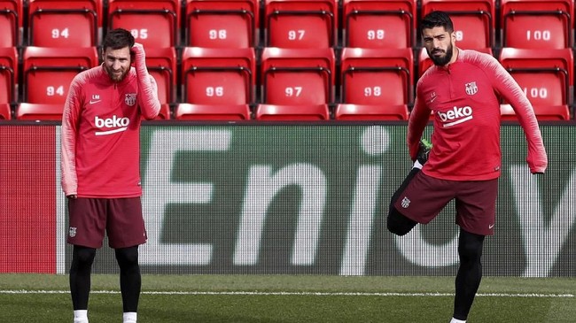 Penyerang Barcelona, Luis Suarez, dibuat kaget saat anak kedua Lionel Messi, Mateo merayakan gol yang dicetak pemain Real Betis.