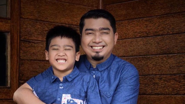 Meski anak sulungnya baru menginjak lima tahun, Ustaz Solmed sudah mengajarinya berpuasa.