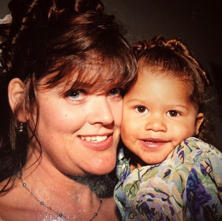 <p>Nah kalau ini foto Zendaya kecil bersama Bunda Claire Marie. Senyumnya sudah menggemaskan ya sedari kecil. (Foto: Instagram @zendaya)</p>