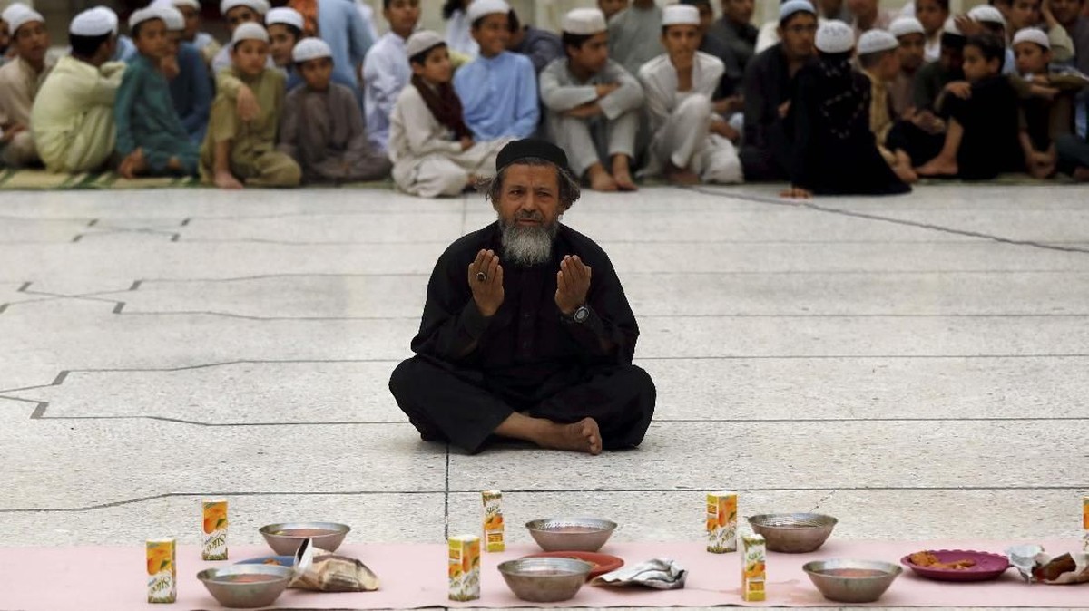 FOTO : Kehangatan Berbuka Puasa Pertama di Penjuru Dunia