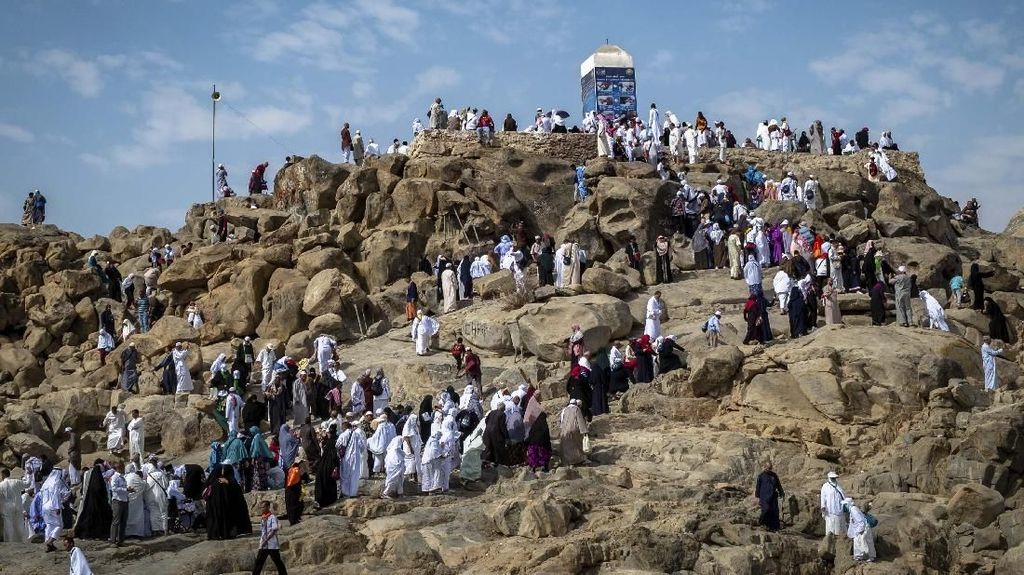 Jabal Rahmah, Tempat Jutaan Hati Bertemu Panjatkan Doa di Puncak Haji