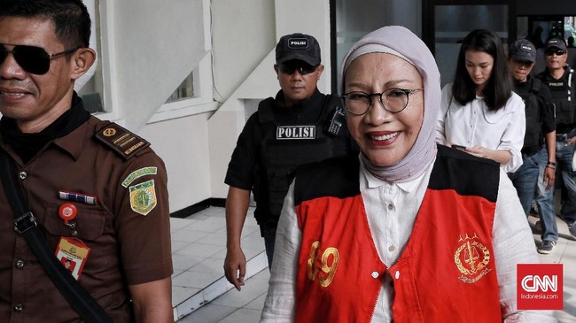 Ratna Sarumpaet mengaku mengirimkan foto wajah lebam ke stafnya, lalu Saiq Iqbal, Fadli Zon, Rocky Gerung, Ajudan Djoko Santoso dan seorang bernama Deden.