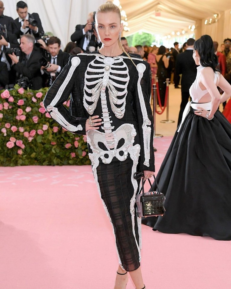 10 Artis dengan Kostum Terburuk di Ajang Met Gala 2019 Di Met Gala 2019 ada seleb yang hadir dengan penampilan terbaik hingga terburuk. Dilansir dari Dailymail, berikut ini seleb dengan penampilan terburuk.