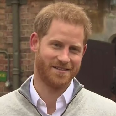 Senyum Bahagia Pangeran Harry Sambut Anak Pertama