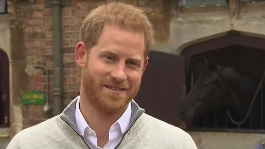 Pangeran Harry terlihat sangat bahagia menyambut anak pertamanya bersama Meghan Markle