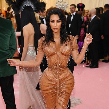 Meski Terlihat Stylish, 4 Penampilan Kim Kardashian Ini Dikritik oleh Kanye West!
